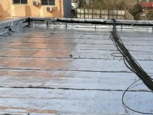 衡水市卫生间漏水维修公司分享下衡水市屋面楼顶防水刚性防水层施工要点。